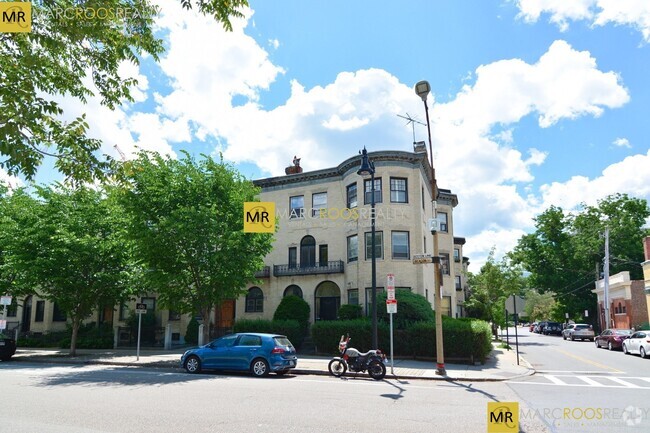 Building Photo - 923 Beacon St Rental