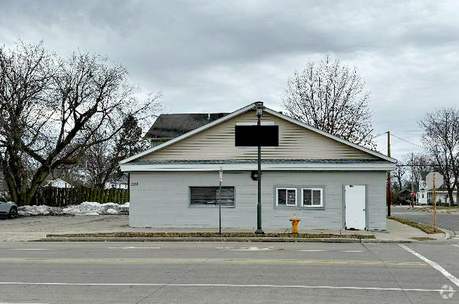 Building Photo - 1329 Main St Rental