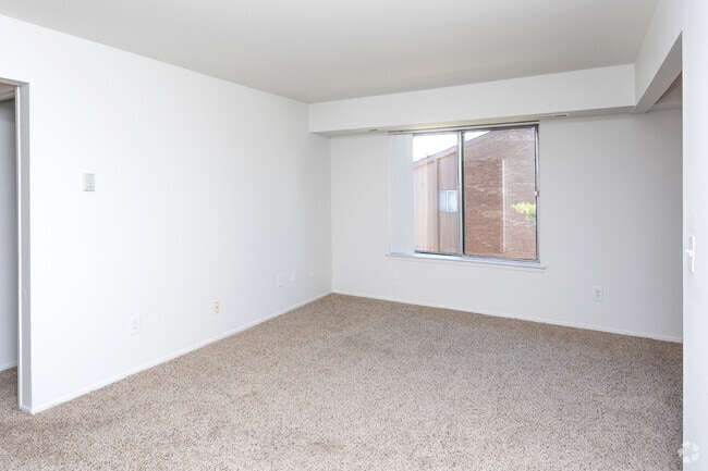 2BR, 1.5BA - 800 SF