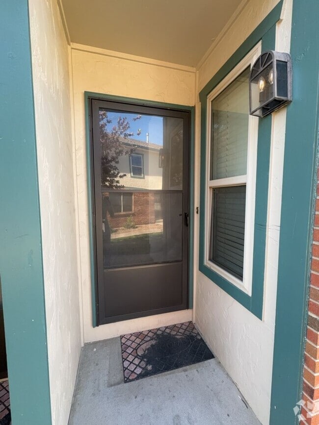 Building Photo - Updated 3 Bedroom 2.5 Bath Townhome