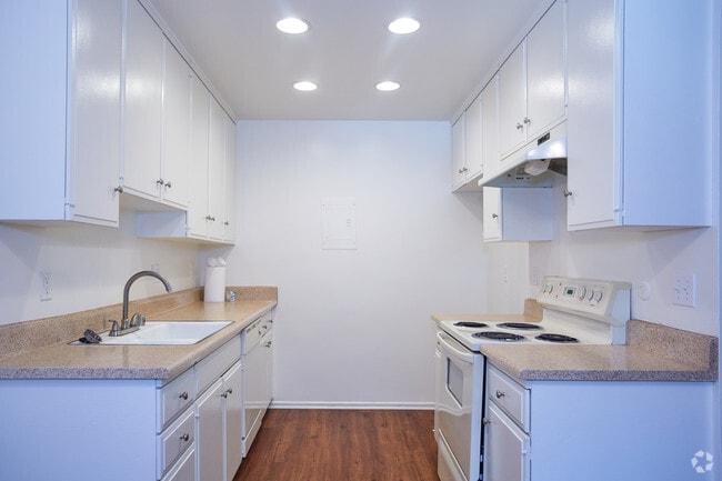 1BR, 1BA - 651 SF