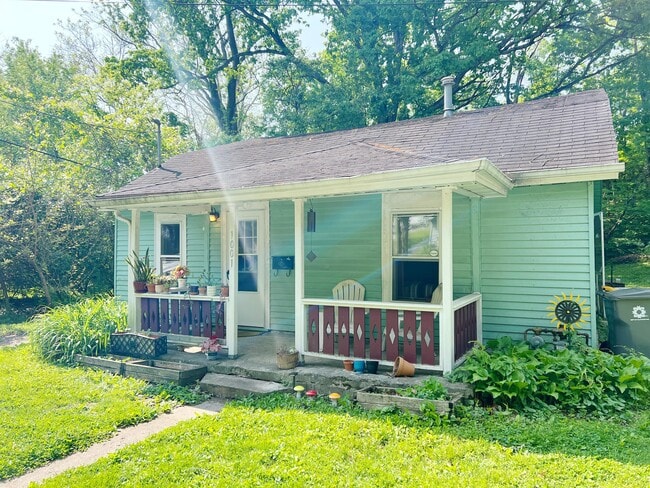 Building Photo - 1001 W Cottage Grove Ave Rental