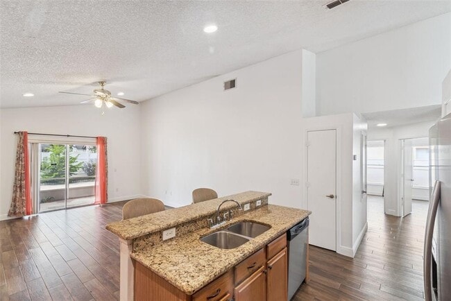 Photo - 2732 Cahill Way