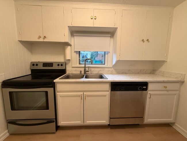 Photo - 10048 Interlake Ave N