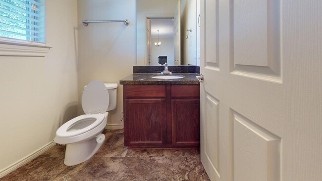 Photo - 709 Luther W St