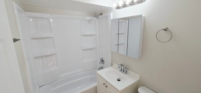 11011-11013 S Lloyd Dr
