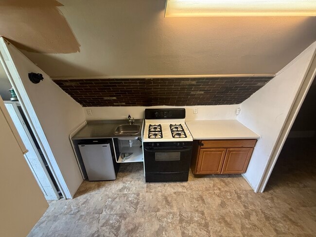 Kitchen - 31 Union St Unit 8