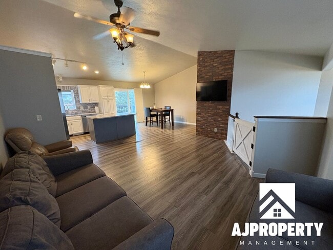 Photo - 5509 S Sarmar Ave