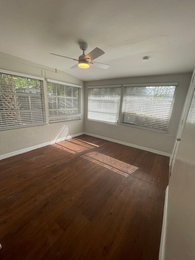 Building Photo - 3/1 AVAILABLE NOW!