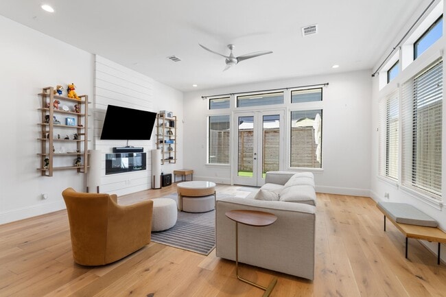 Photo - 929 Nadine St