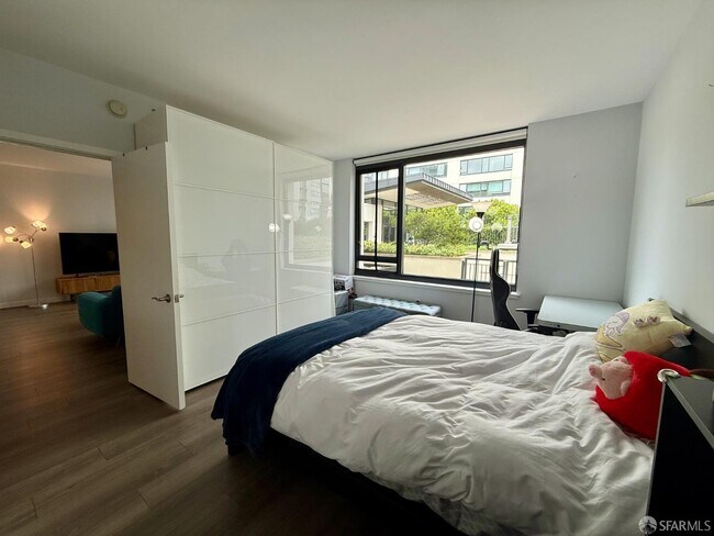 Photo - 260 King St