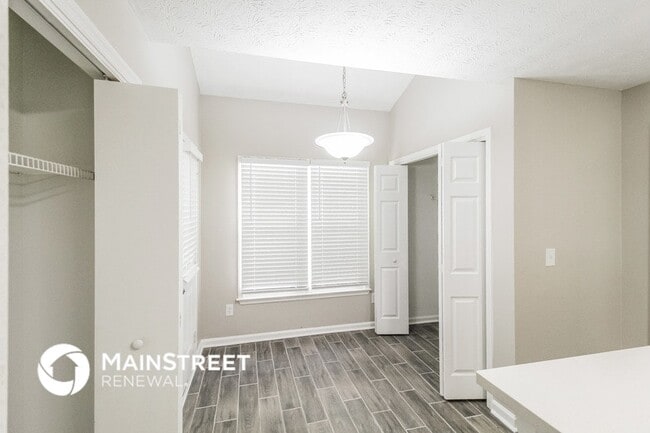 Photo - 754 Woodstone Rd
