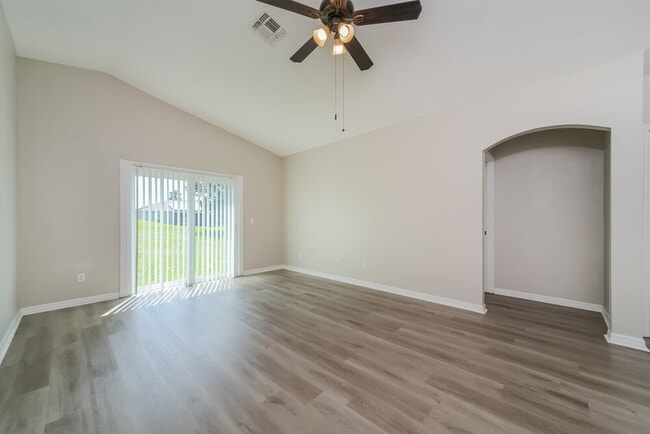1323 Hillview Dr