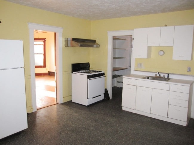 Building Photo - 187 High St Rental