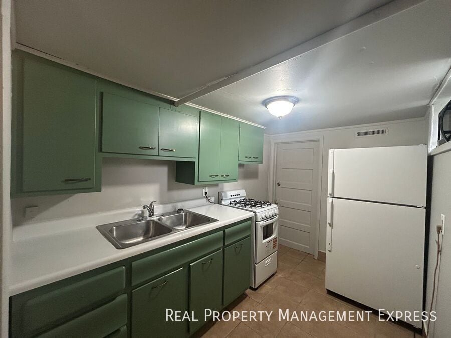 Lower Level Studio Apartment - Lower Level Studio Apartment
