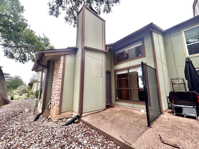 Building Photo - Beautiful 3BR/2BA Two-Level Home with Tall...