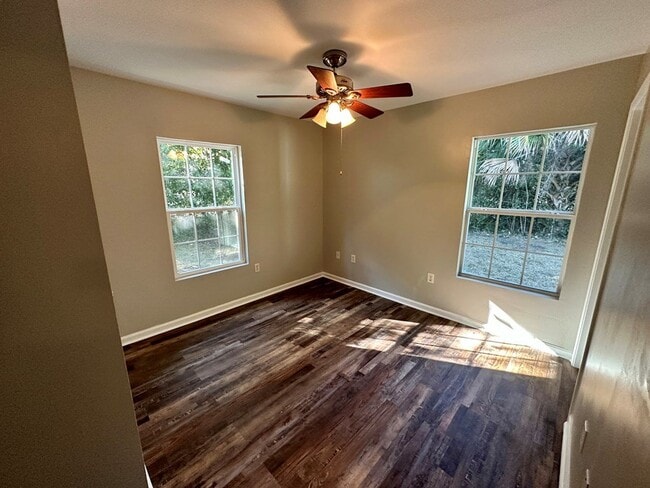 Photo - 305 N College St