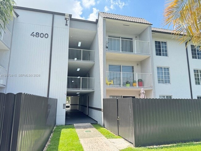 Building Photo - 4800 NW 79th Ave Unit 203