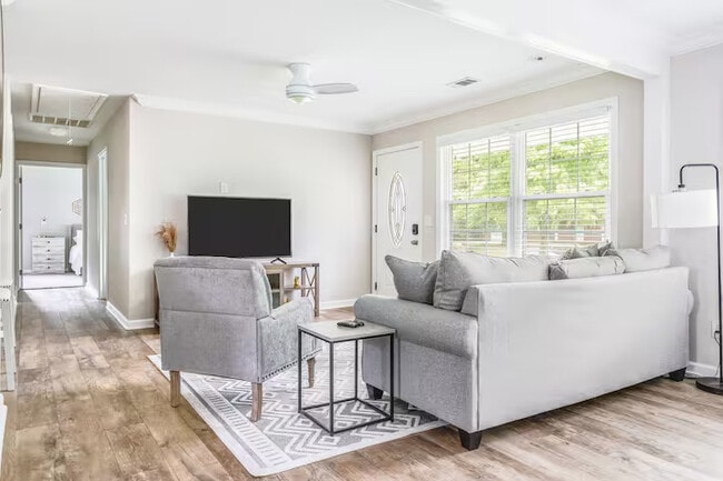 Building Photo - Horne Pl Main House