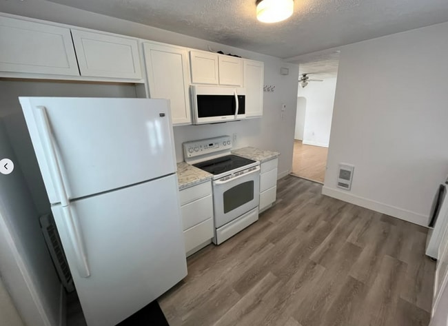 Building Photo - Spacious 3-bedroom, 1-bathroom apartment in a fantastic downtown location! Unit 537