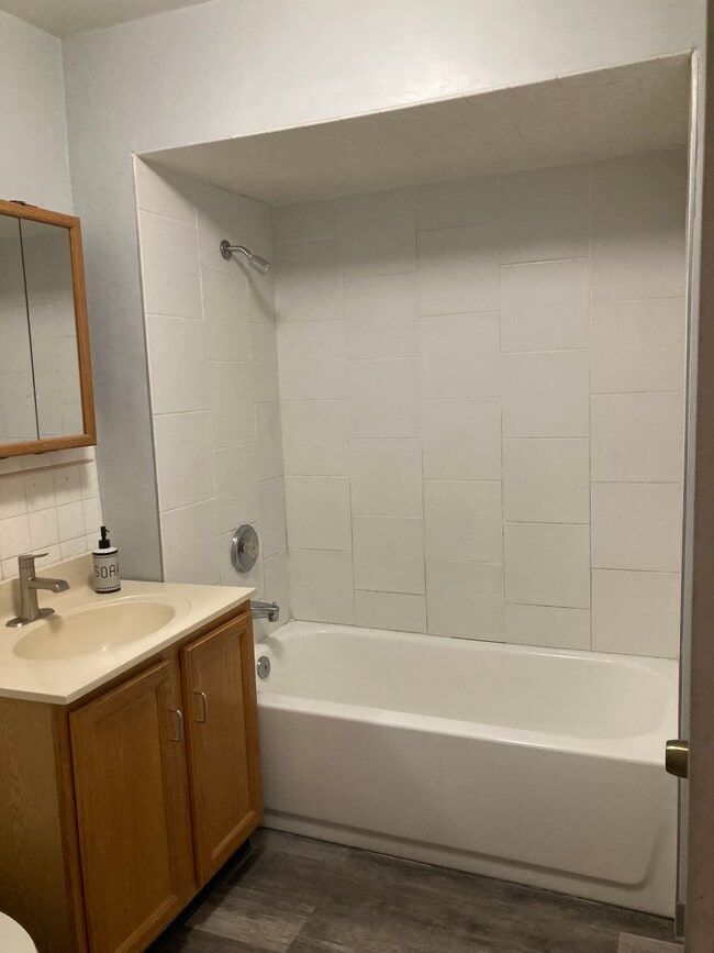 Building Photo - 926 Circle Ave Unit 2