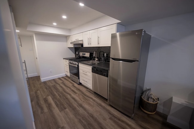 Photo - 858 Bronson Ave