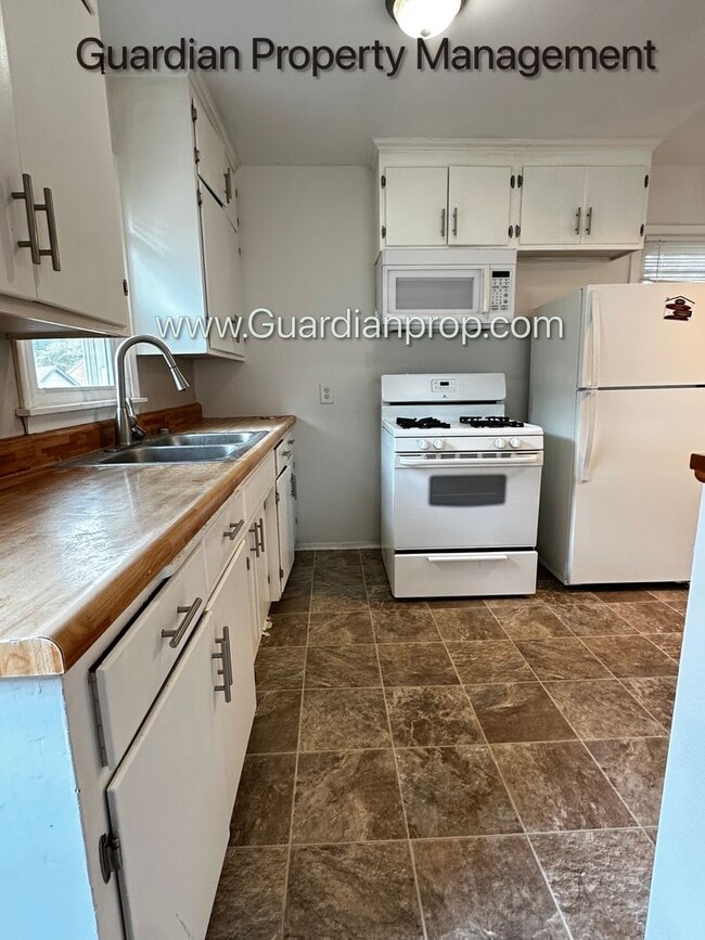 Photo - 2944 Quebec Ave S