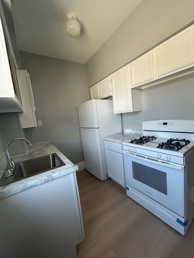 Building Photo - 6800 Sheridan Rd Unit #4