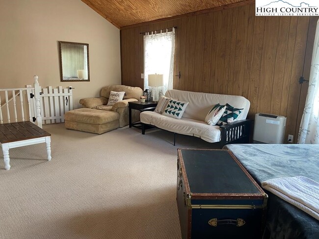 Photo - 562 Nikanor Rd