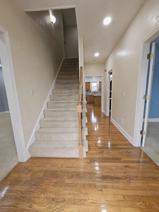 Photo - 208 E Bend Ct