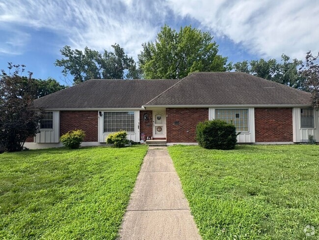 Building Photo - COMING SOON! Spacious 2 Bed, 2 Bath Duplex... Rental