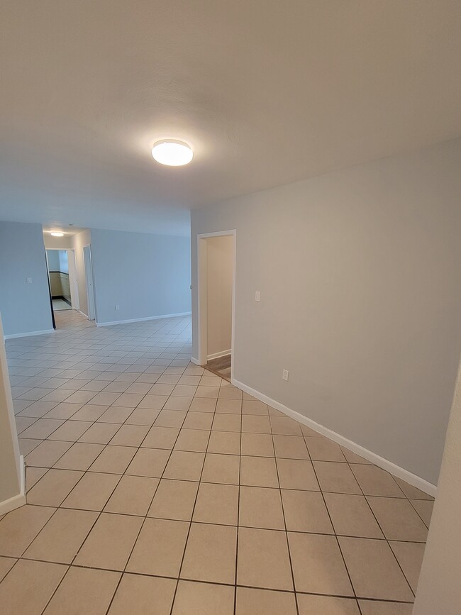 Building Photo - 11720 Edgewater Dr Unit 816