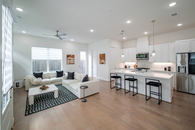 Building Photo - 316 Cyclamen St Rental