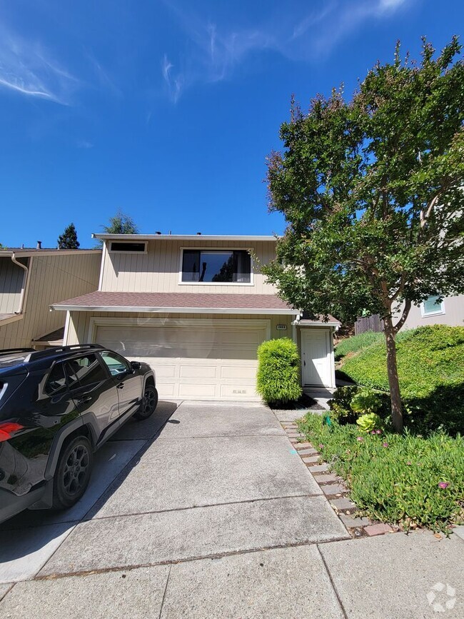 Building Photo - 3-bedroom 2 bath Townhouse in Sun Rise Ridge