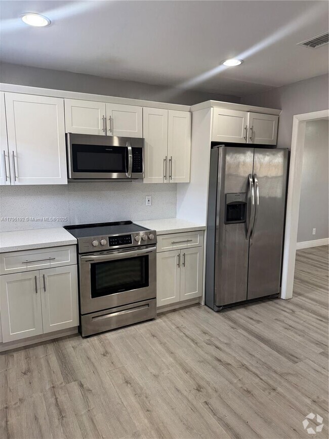 Building Photo - 2 bedroom in Hallandale FL 33009 Rental