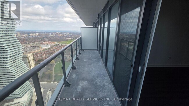 Photo - 448 Burnhamthorpe Rd W Unité 3706