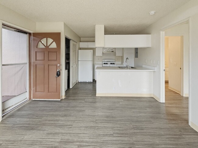Building Photo - Updated Ground-Floor 1BR Condo in Palm Villas II Unit 10A