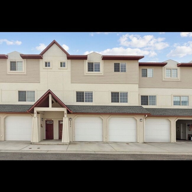 Photo - 825 Crestmont Way