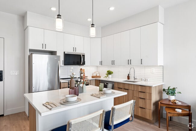 1BR, 1BA - 561SF - Kitchen