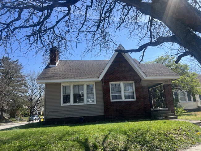 Building Photo - 918 Robinson St