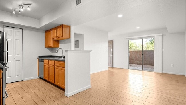 Building Photo - 5877 N Granite Reef Rd Unit 1154