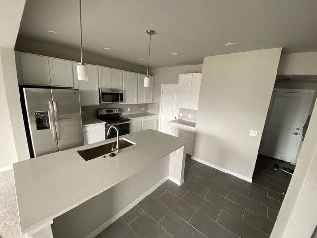Spacious, modern kitchen with large pantry - 5328 Freeboot Pt