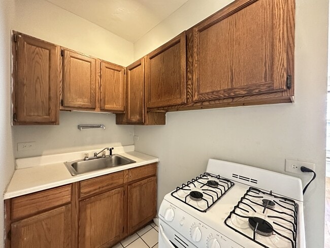 457 W Melrose Unit 413