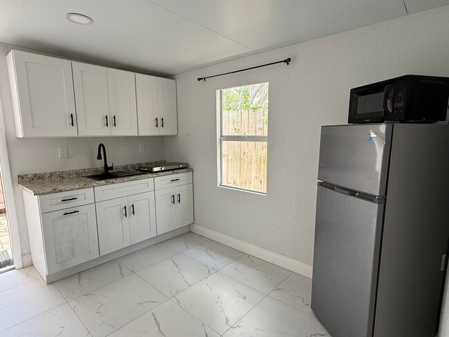 Photo - 4904 Dillon St Unidad C