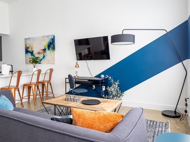 Photo - 2709 E 5th St. Unidad 2104