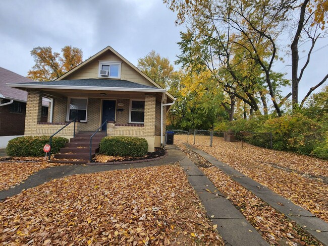 Building Photo - 3 Bedrooms, 1.5 Bath Brick Bungalow with Basement & Large Yard.  Close to UofL.