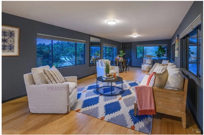 Photo - 315 E Strawberry Dr