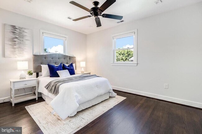 Photo - 1829 T Pl SE Casa Adosada