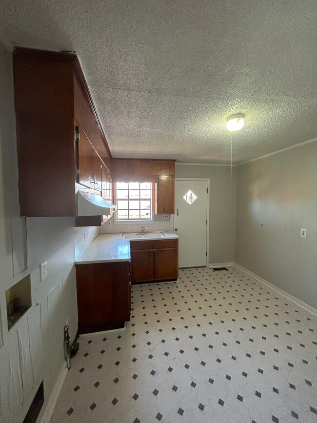 Photo - 501 Jerry Coleman St