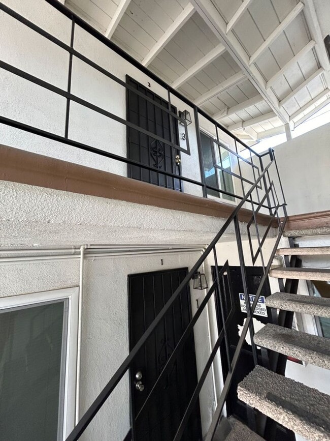 Photo - Top Floor Apartment, 1 Bed + 1 Car Garage, Long Beach Unit 3